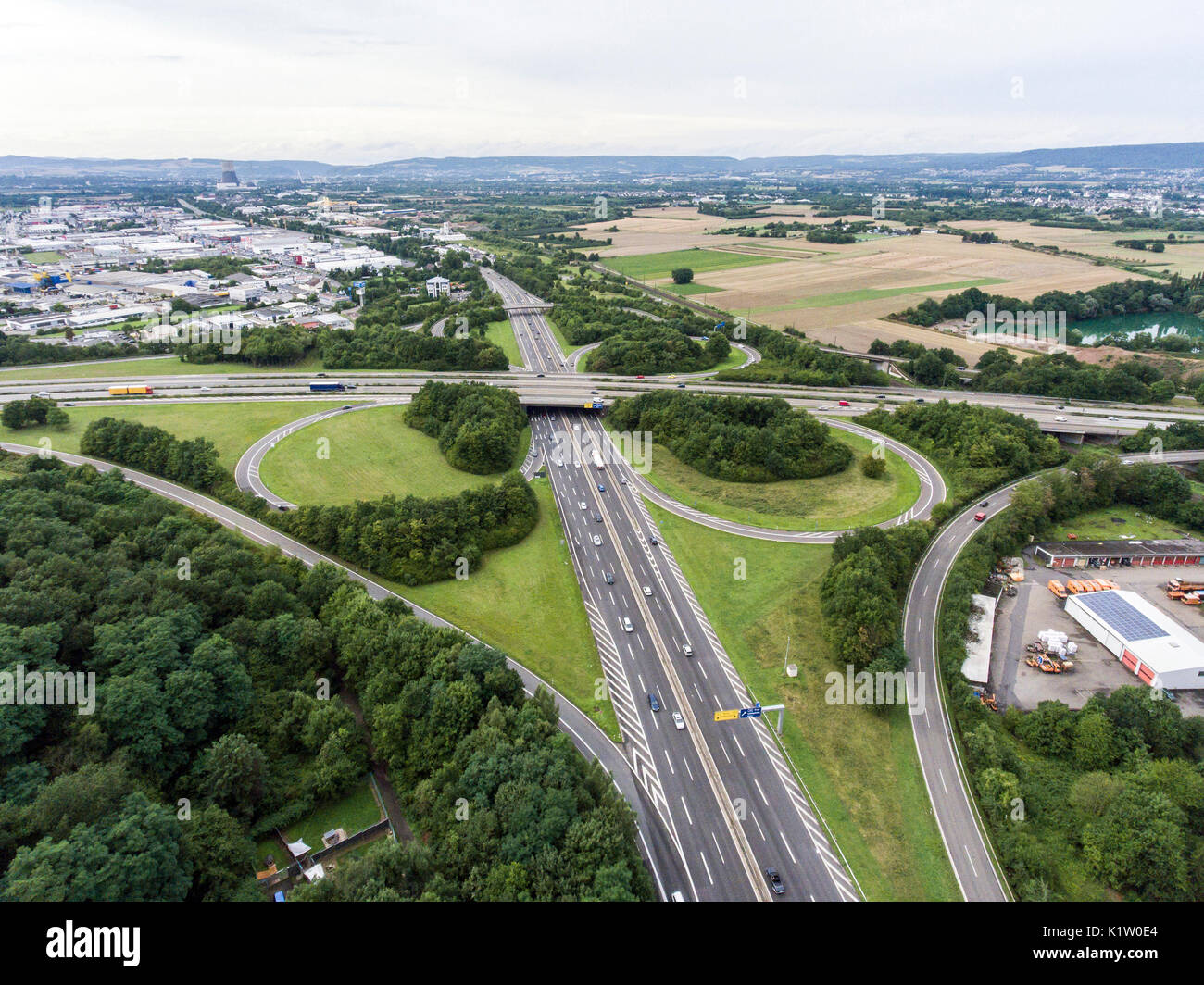 Vue aérienne d'une intersection de l'autoroute avec un échange de feuilles de trèfle en Allemagne Coblence Banque D'Images