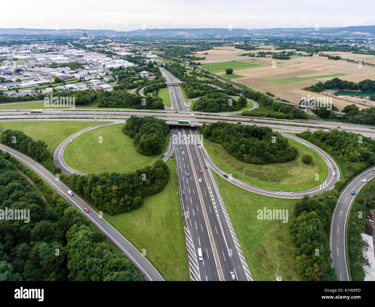 Vue aérienne d'une intersection de l'autoroute avec un échange de feuilles de trèfle en Allemagne Coblence Banque D'Images