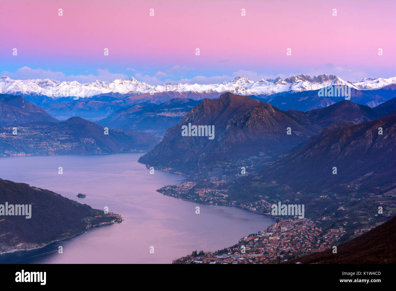 Le lac d'Iseo , à l'aube , province de Brescia , Italie Banque D'Images