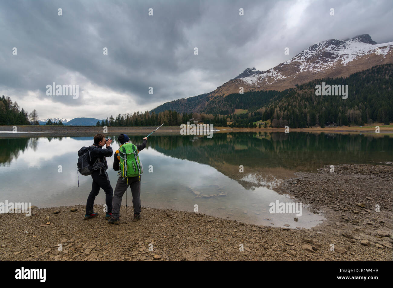 Les randonneurs, lac lova, Borno, province de Brescia, en Italie. Banque D'Images