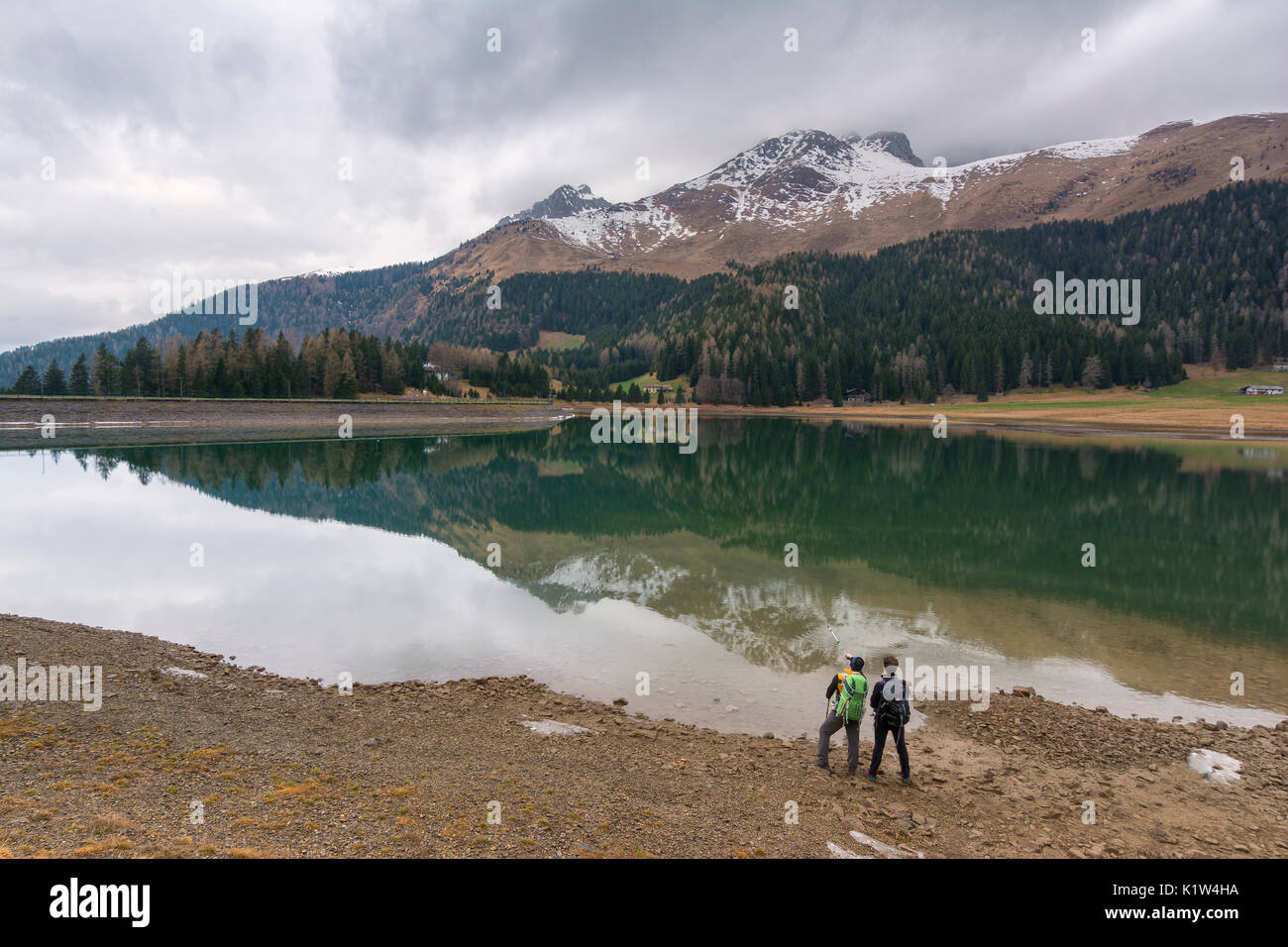 Les randonneurs, lac lova, Borno, province de Brescia, en Italie. Banque D'Images