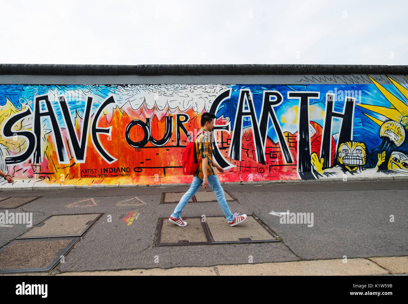 Fresque peinte sur l'article original du mur de Berlin à l'East Side Gallery à Berlin, Allemagne Banque D'Images