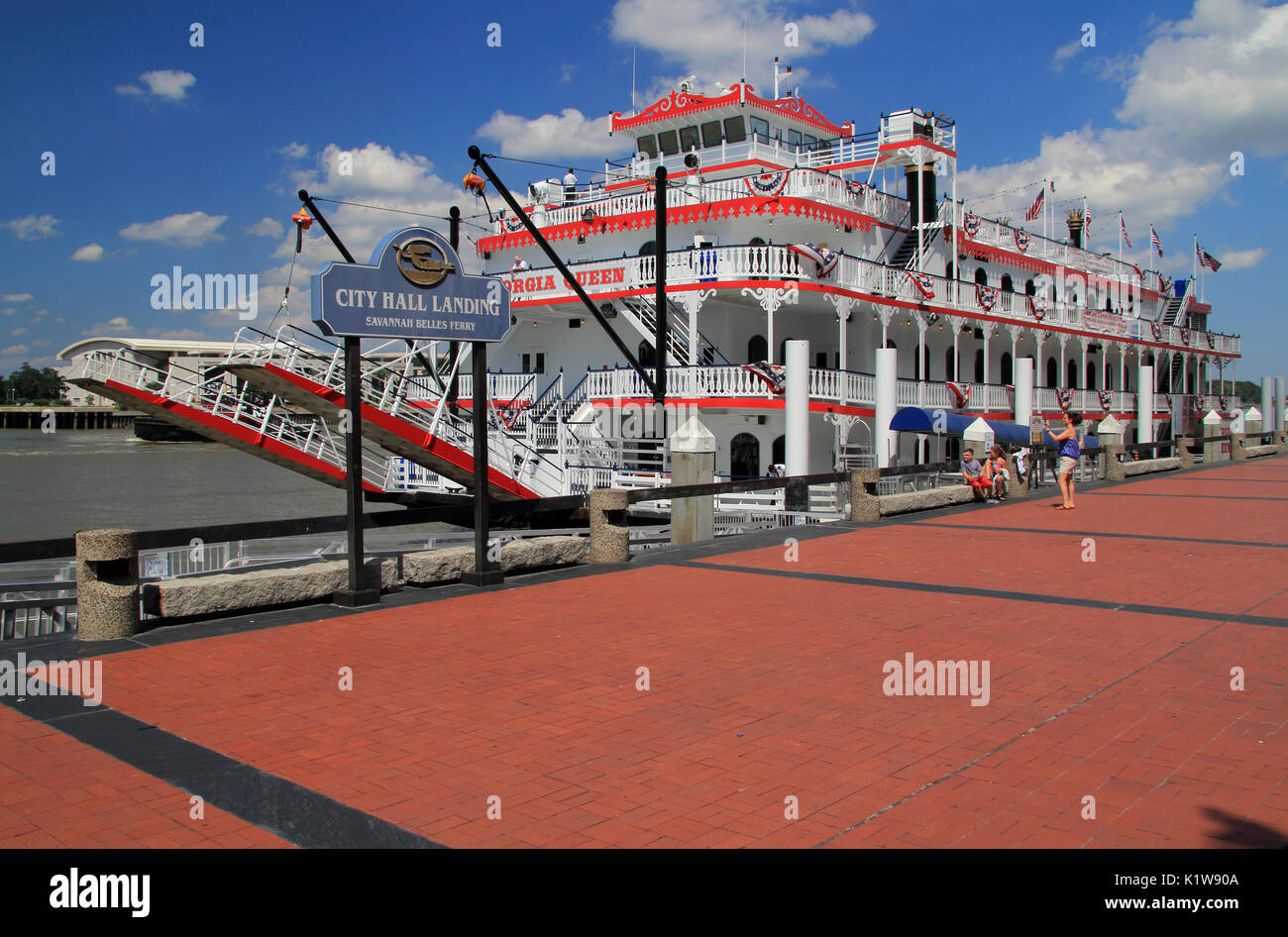 L'atterrissage de l'Hôtel de ville héberge la Géorgie populaire avec Queen ferries que le public de transport le long de la Savannah River, dans le quartier historique de Savannah, Géorgie Banque D'Images