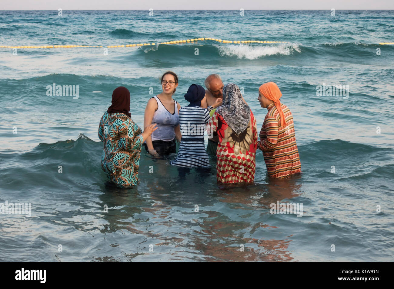 Kélibia, TUNISIE - le 8 août 2017 : famille locale les gens à la mer Banque D'Images