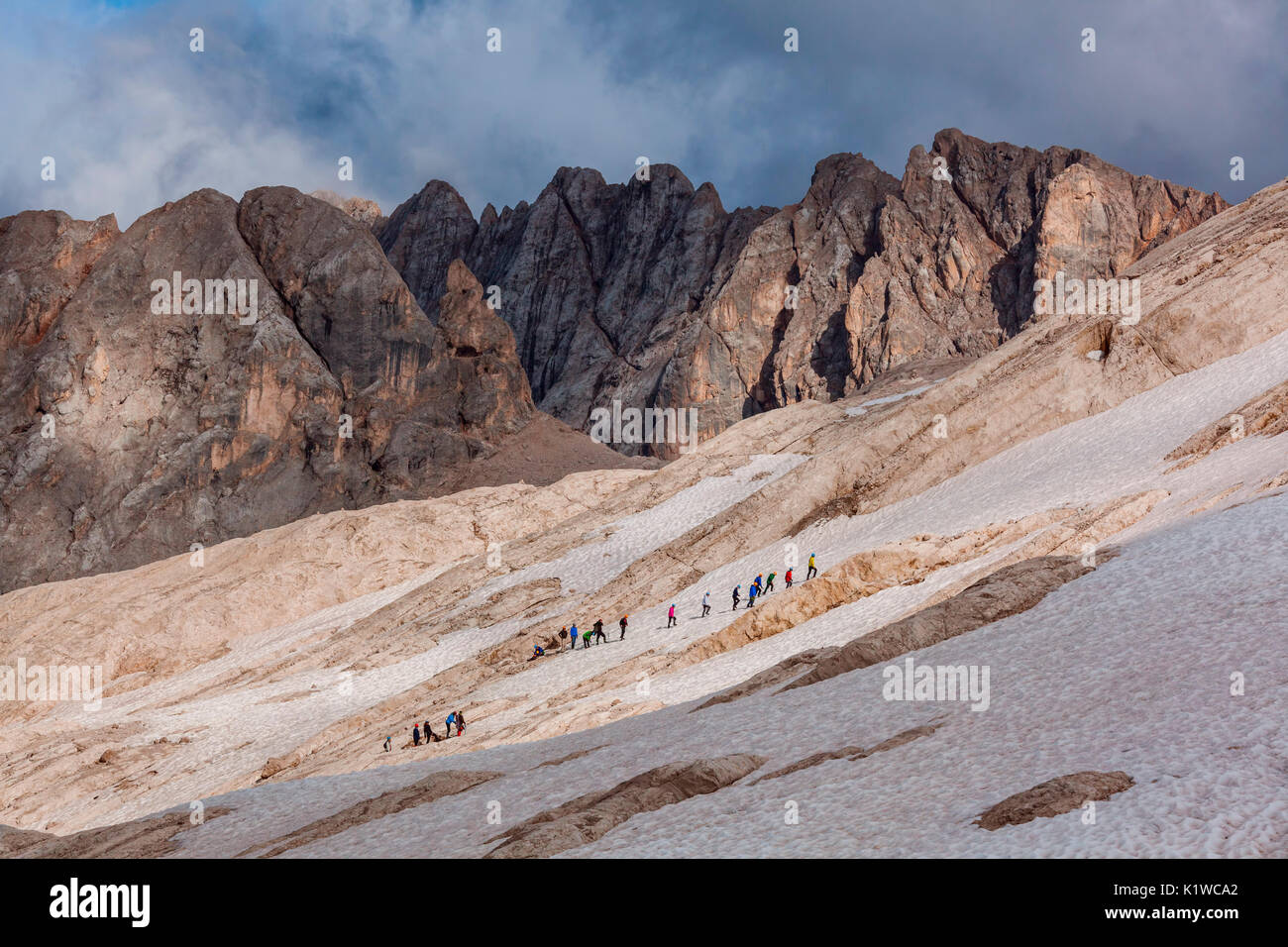 L'Europe, Italie, Trentino, Marmolada. Groupe de randonneurs au pied de la Marmolada Dolomites, glacier Banque D'Images