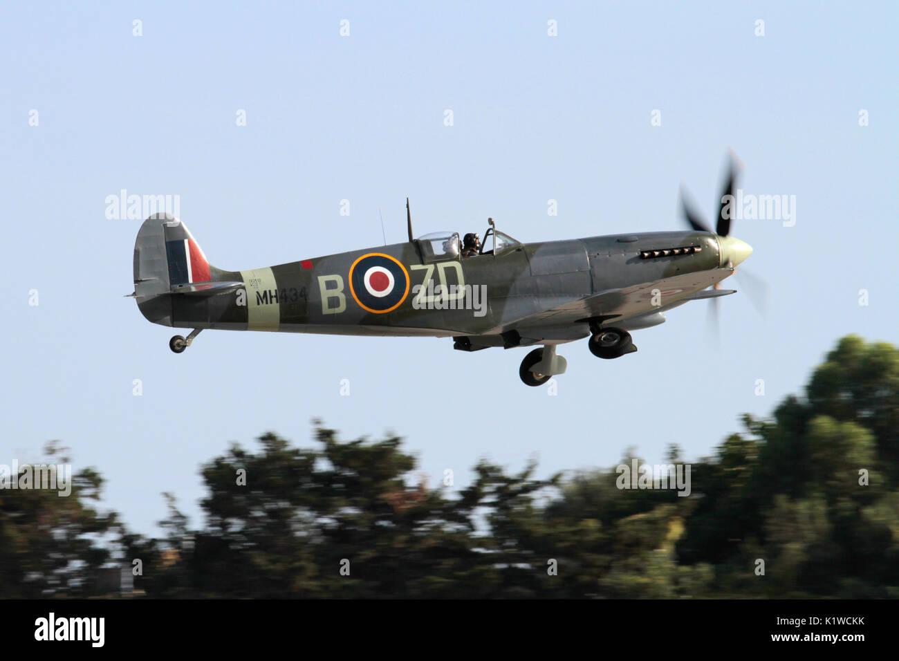 Supermarine Spitfire MK IX vintage chasse guerre avion au décollage pour un écran. Vue de côté avec une faible vitesse d'obturation du flou effet panoramique et prop. Banque D'Images