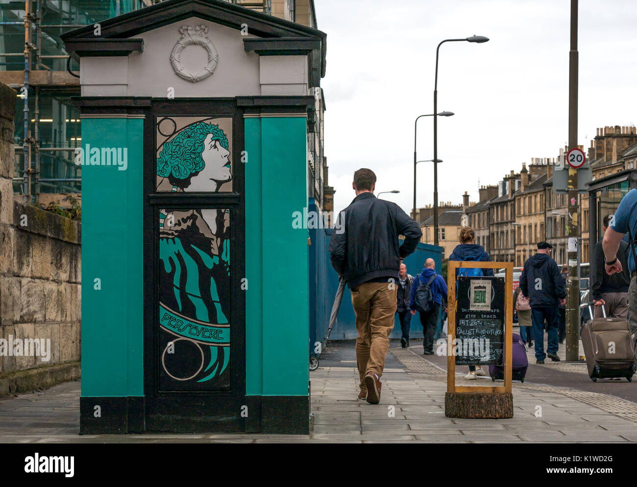 Appelez la police peint décoratif fort avec Leith devise persévérer, Leith Walk, Édimbourg, Écosse, Royaume-Uni le jour de pluie avec les piétons marcher passé Banque D'Images