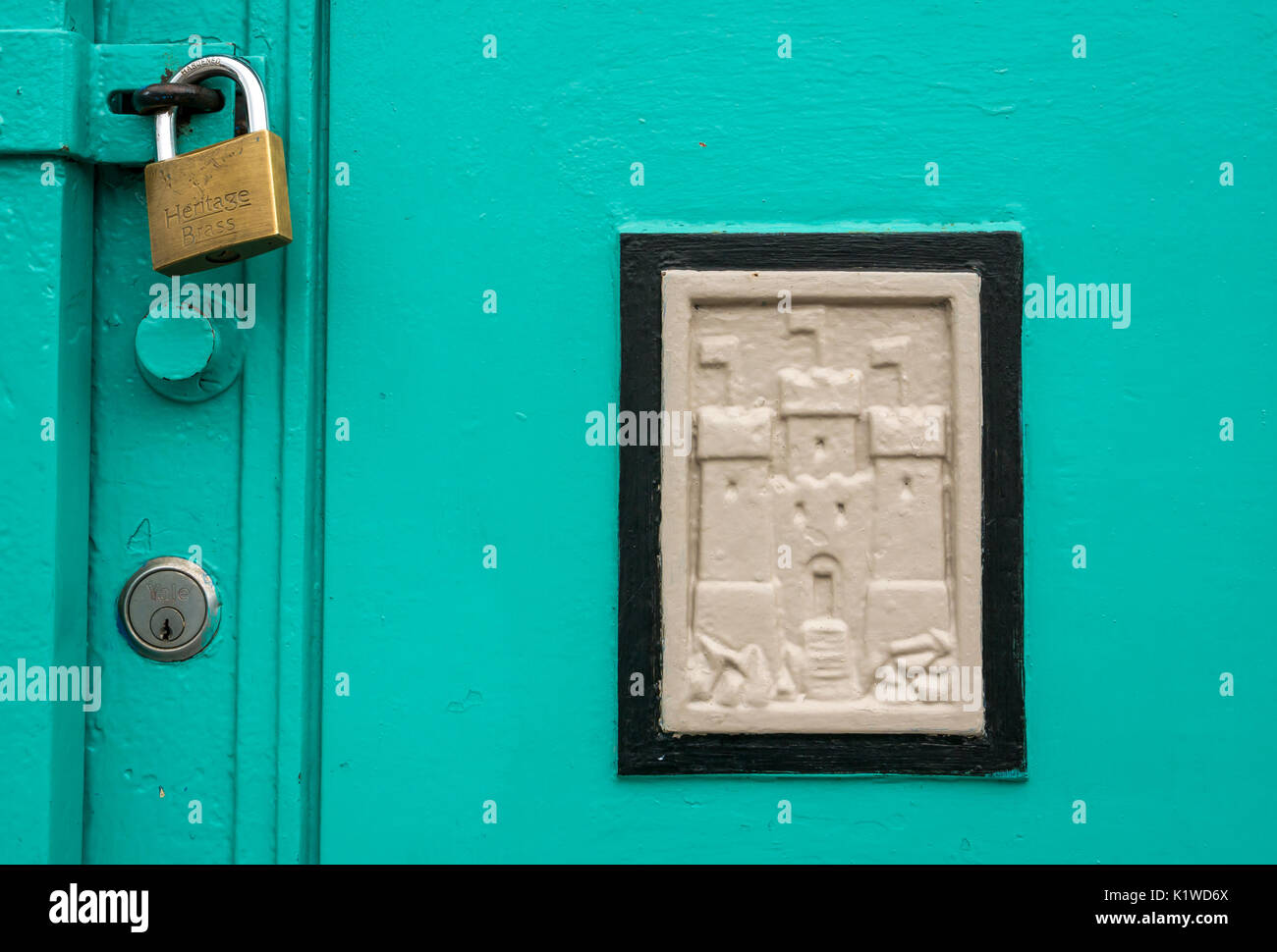 Close up de serrure et cadenas sur appel de la police peint turquoise fort, Leith Walk, Édimbourg, Écosse, Royaume-Uni, avec l'argent symbole de château d'Edimbourg Banque D'Images