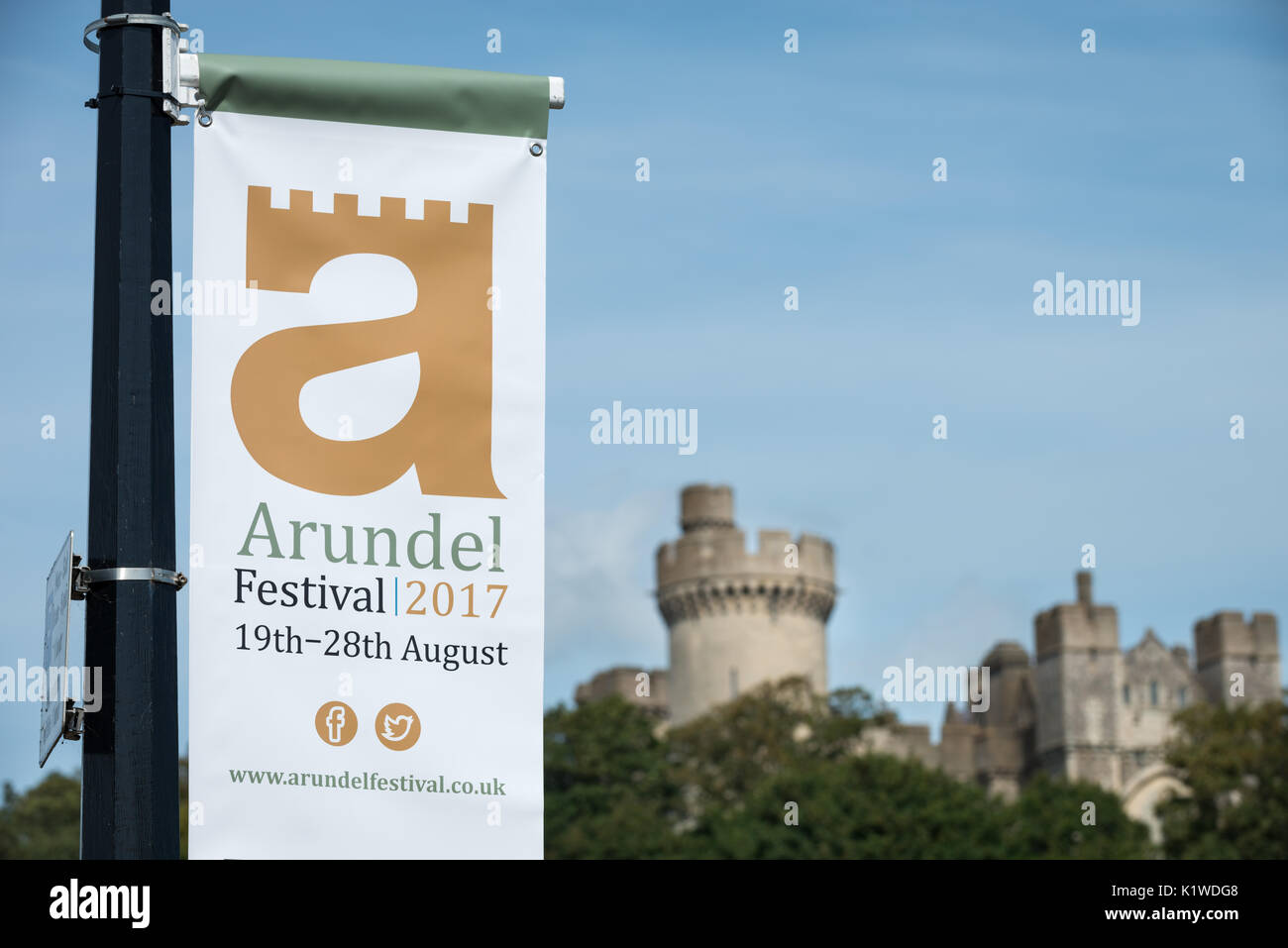 Un signe pour le Festival d'Arundel 2017 pendaison sur réverbères à Arundel, West Sussex, Angleterre. Banque D'Images