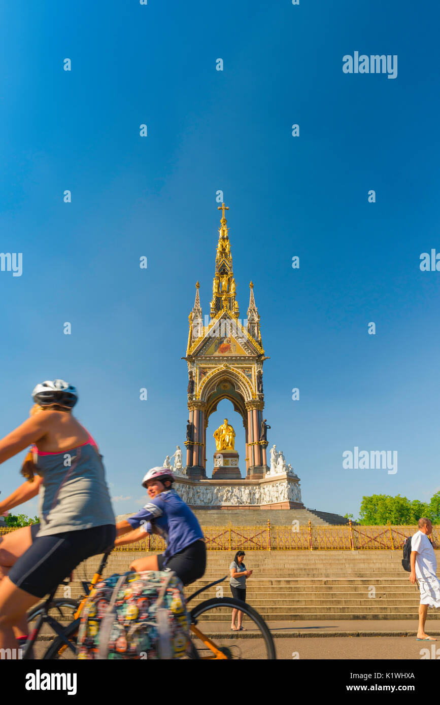 Vélo d'été de Londres, par un après-midi d'été deux femmes touristes randonnée au-delà de l'Albert Memorial, London, UK Banque D'Images