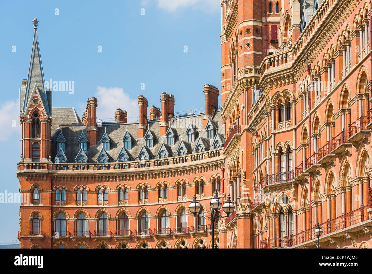 Hotel London St Pancras, détail de la façade de l'époque victorienne de style néo-gothique de l'hôtel St Pancras à King's Cross, Londres, Royaume-Uni. Banque D'Images