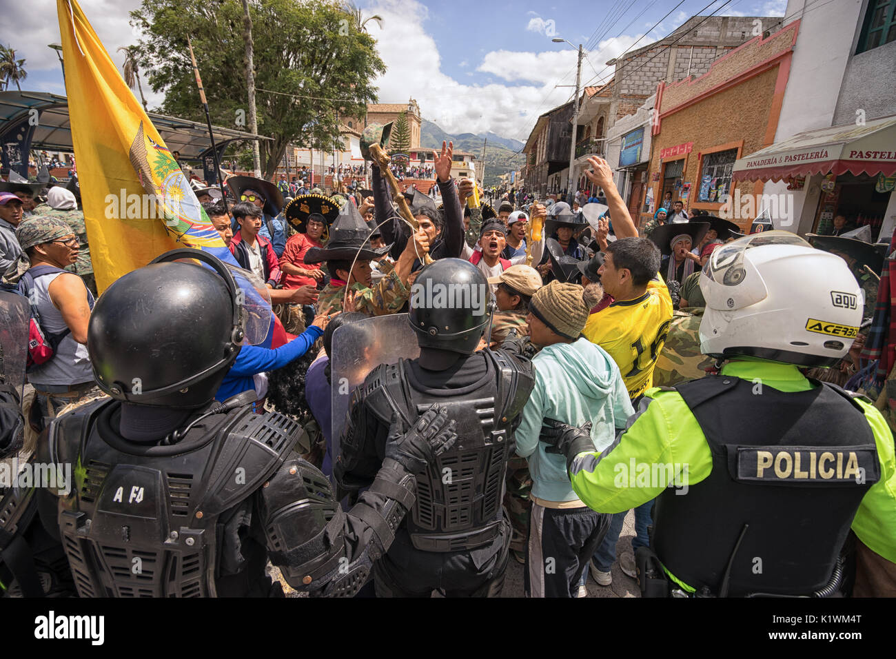 La police anti-émeute en action à Cotacachi Imbabura Équateur pendant la parade de l'Inti Raymi au solstice d'été Banque D'Images