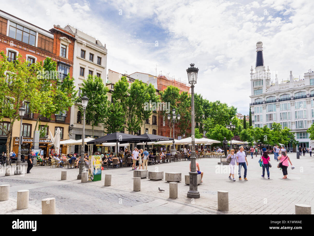 Les gens dans la Plaza de Santa Ana dans le quartier de Huertas, Madrid, Espagne Banque D'Images