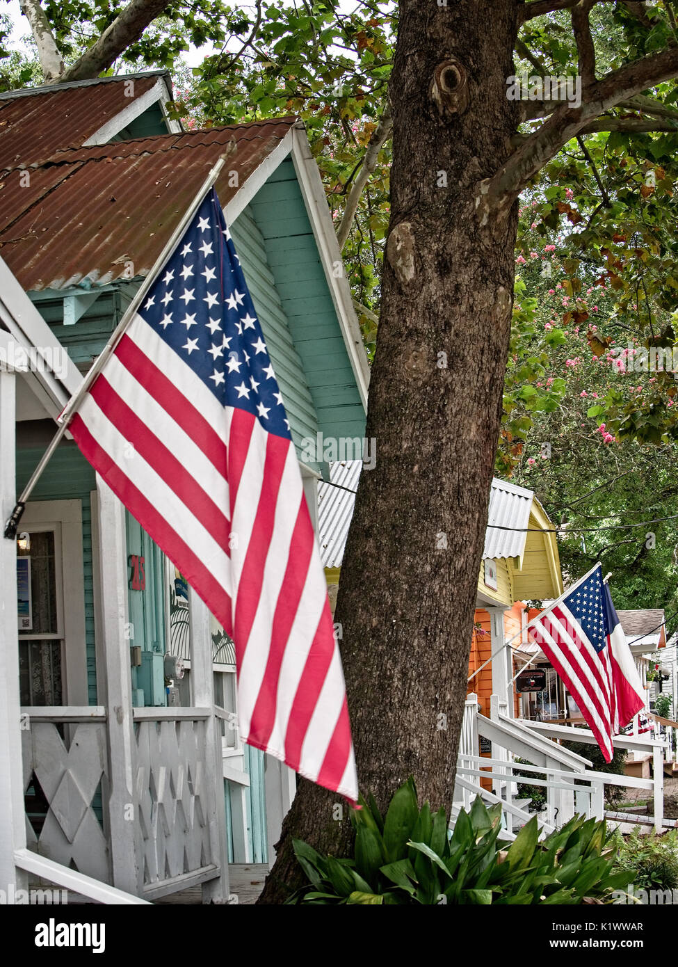 Spring TX USA - 12 juillet 2017 - drapeau américain sur les bâtiments dans Old Town Spring TX avec des arbres et des plantes Banque D'Images