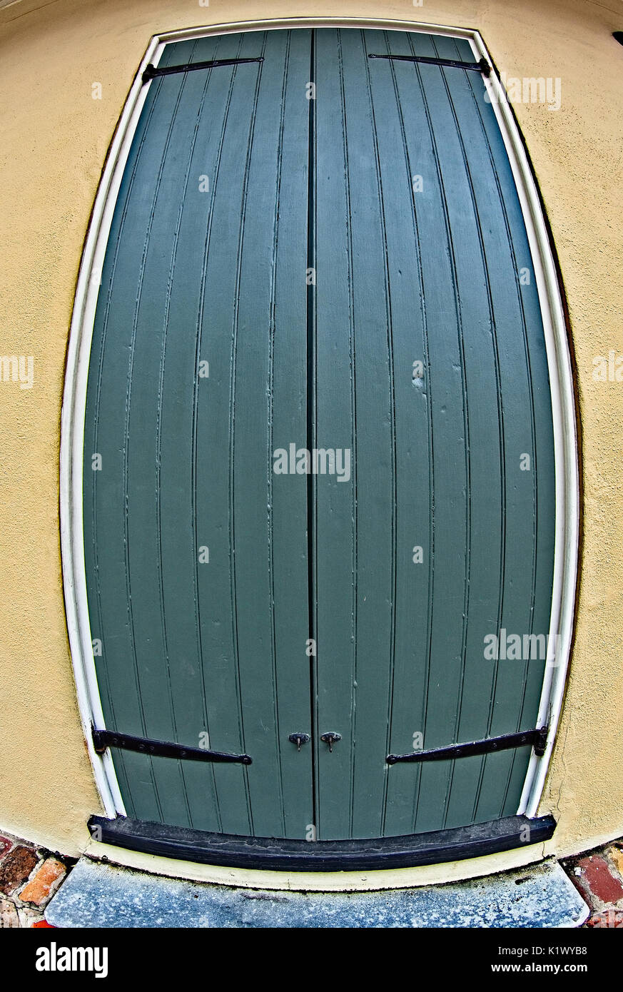 LA Nouvelle-Orléans, Louisiane, USA - 1 juin 2017 - Portes d'Obturation Grreen & mur jaune dans le Quartier Français Banque D'Images