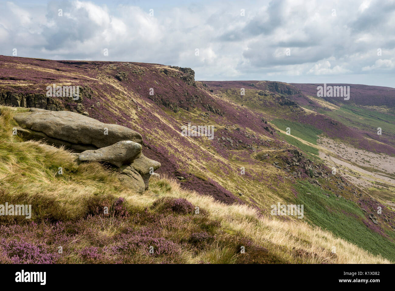 Belle vue de Kinder Scout dans l'été, parc national de Peak District, Derbyshire, Angleterre. Banque D'Images