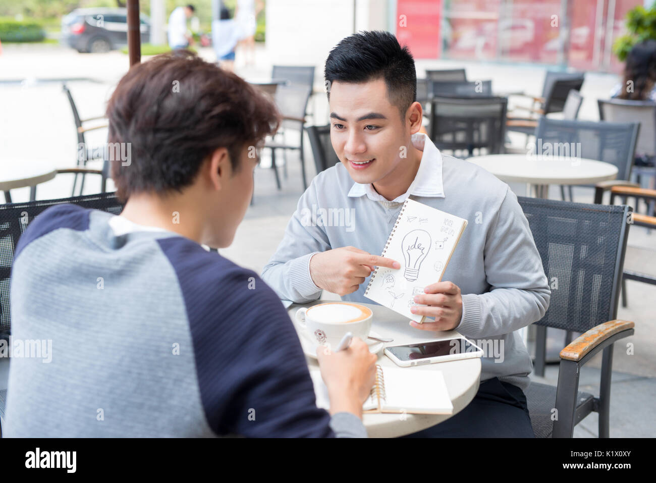 Joyeux deux affaires asiatiques discuter avec les documents Banque D'Images