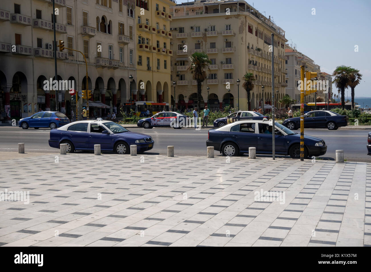 Thessalonique, Grèce des taxis à la place Aristotelous. Les taxis bleus et blancs avec les pilotes, stationné à arrêt de taxi à Egnatia street, zone d'Aristote. Banque D'Images