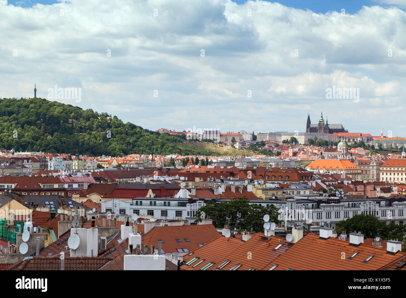 La colline de Petrin, à Prague (Hradcany) château et de vieux bâtiments à Prague, République tchèque, vu du fort de Vysehrad. Banque D'Images