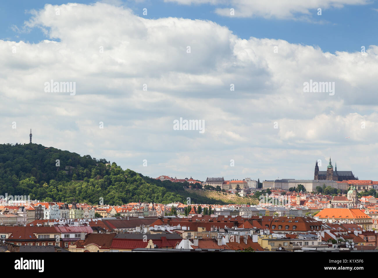 La colline de Petrin, à Prague (Hradcany) château et de vieux bâtiments à Prague, République tchèque, vu du fort de Vysehrad. Copiez l'espace. Banque D'Images