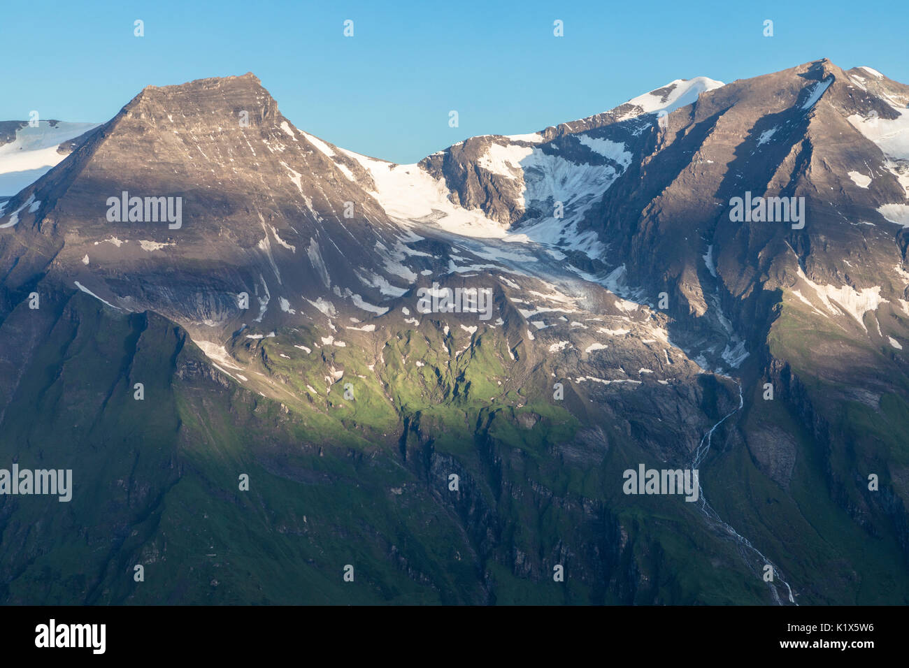 Vue sur le Hohe Dock et d'autres sommets du Glockner group de la Haute route alpine du Grossglockner, le Parc National du Hohe Tauern, l'Autriche Banque D'Images