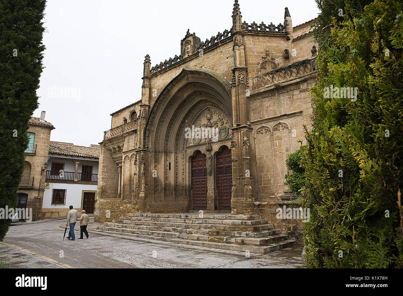 Square 1 mai, chute dans Église de Saint Paul, un couple en train de marcher près de l'église, Ubeda, Espagne, province de Jaén Banque D'Images