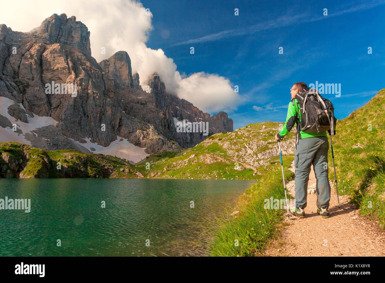 L'Europe, Italie, Vénétie, Italie. Randonneur passe près du lac Coldai le long de la CAI 560, qui à ce moment coïncide avec l'Alta Via n. 1 des Dolomites Banque D'Images