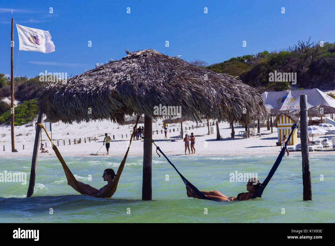 Deux femmes portant sur les hamacs dans alchymist beach club à Lagoa do  Paraiso, Jericoacoara, Ceará, Brésil Photo Stock - Alamy