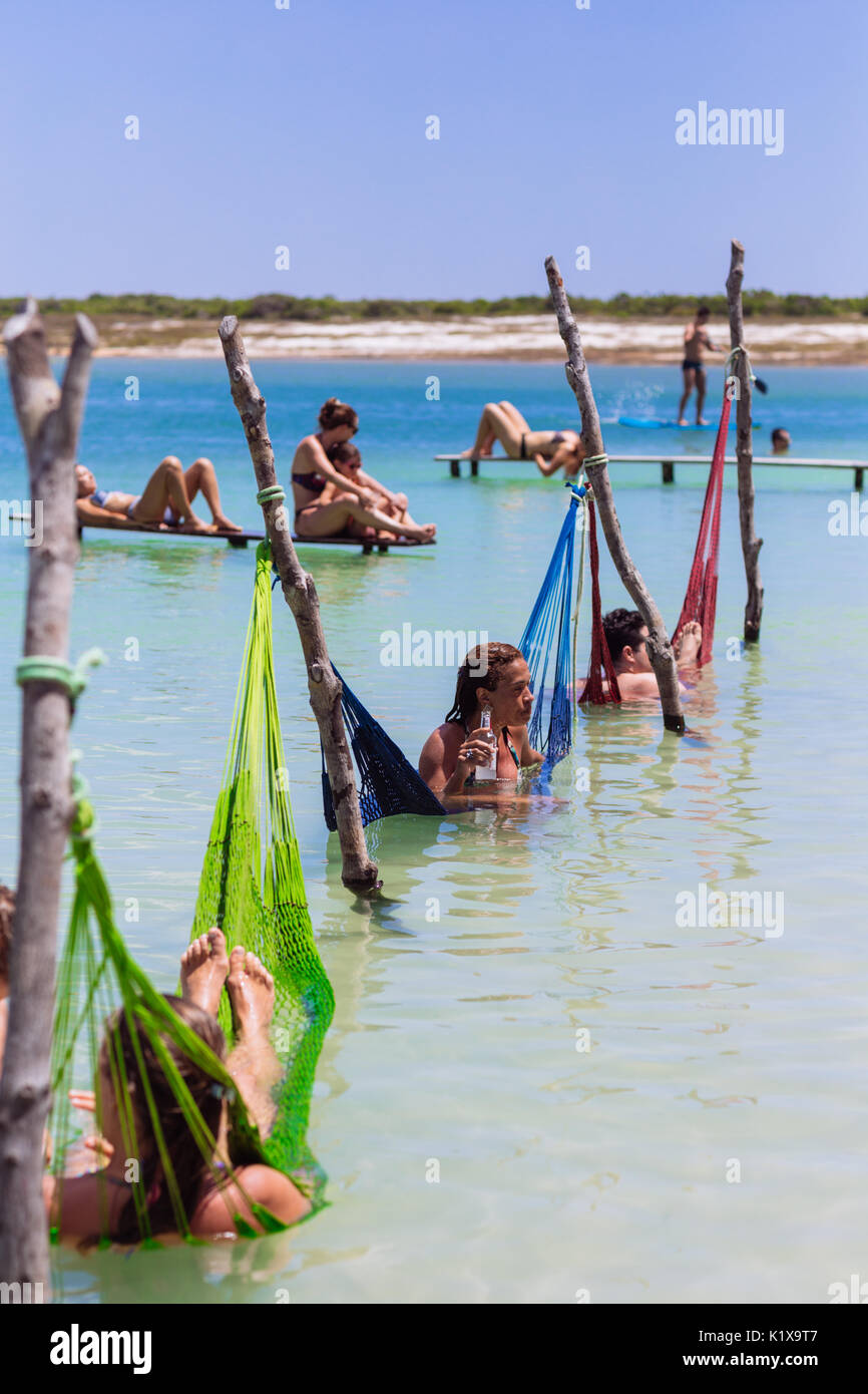 Les touristes appréciant les hamacs sur le lac bleu de Lagoa Azul, Jericoacoara, Ceará, BrasilLagoa Azul, Jericoacoara, Ceará, Brésil Banque D'Images