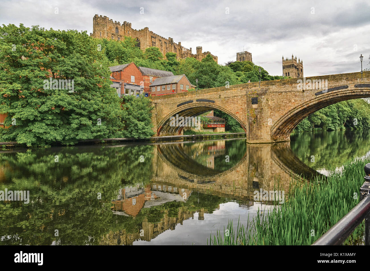 Cathédrale de Durham, le pont et le bateau maison de la rivière Banque D'Images