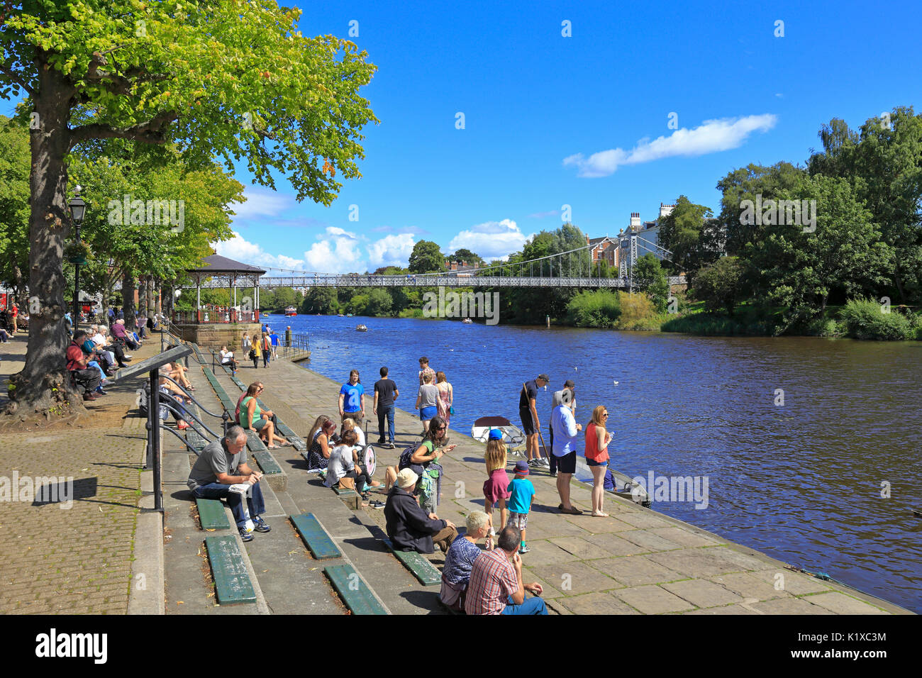 Queen's Park pont suspendu au-dessus de la rivière Dee, Kiosque et les bosquets Riverside Walk, Chester, Cheshire, Angleterre, Royaume-Uni. Banque D'Images