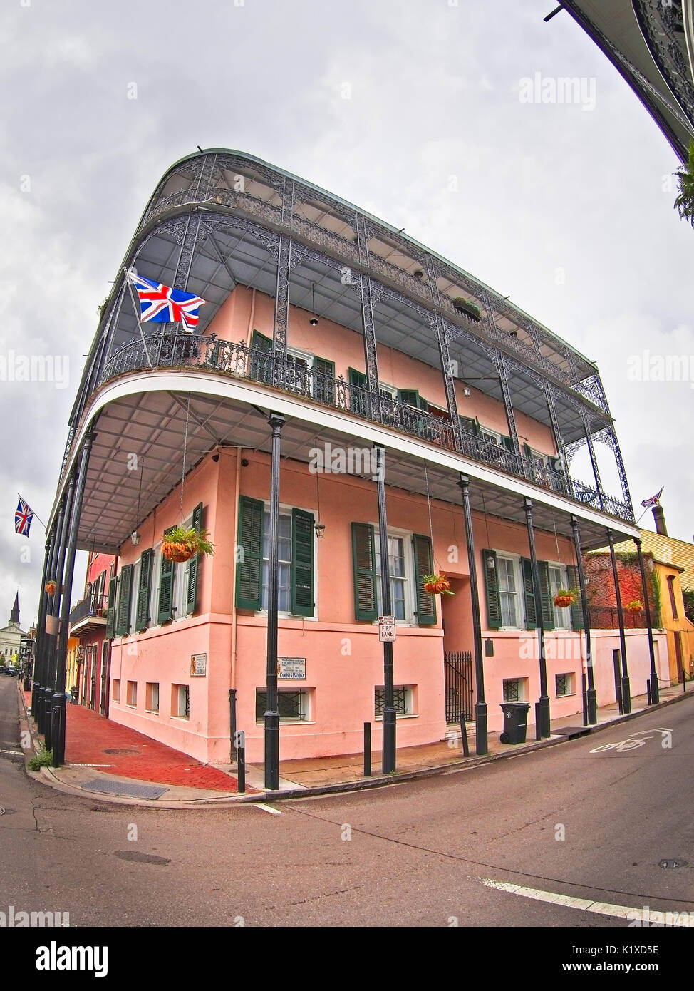 LA Nouvelle-Orléans, Louisiane, USA - 1 juin 2017 - Bâtiment rose dans le Quartier Français Banque D'Images