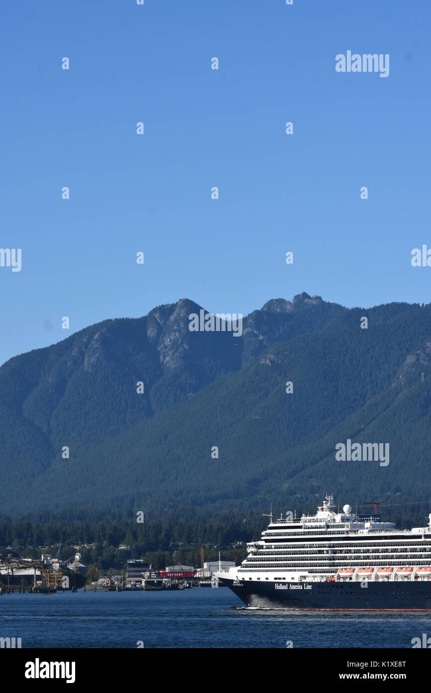 La Holland America Lines Nieuw Amsterdam croisière voiles de Vancouver (Colombie-Britannique) sur une croisière en Alaska Banque D'Images