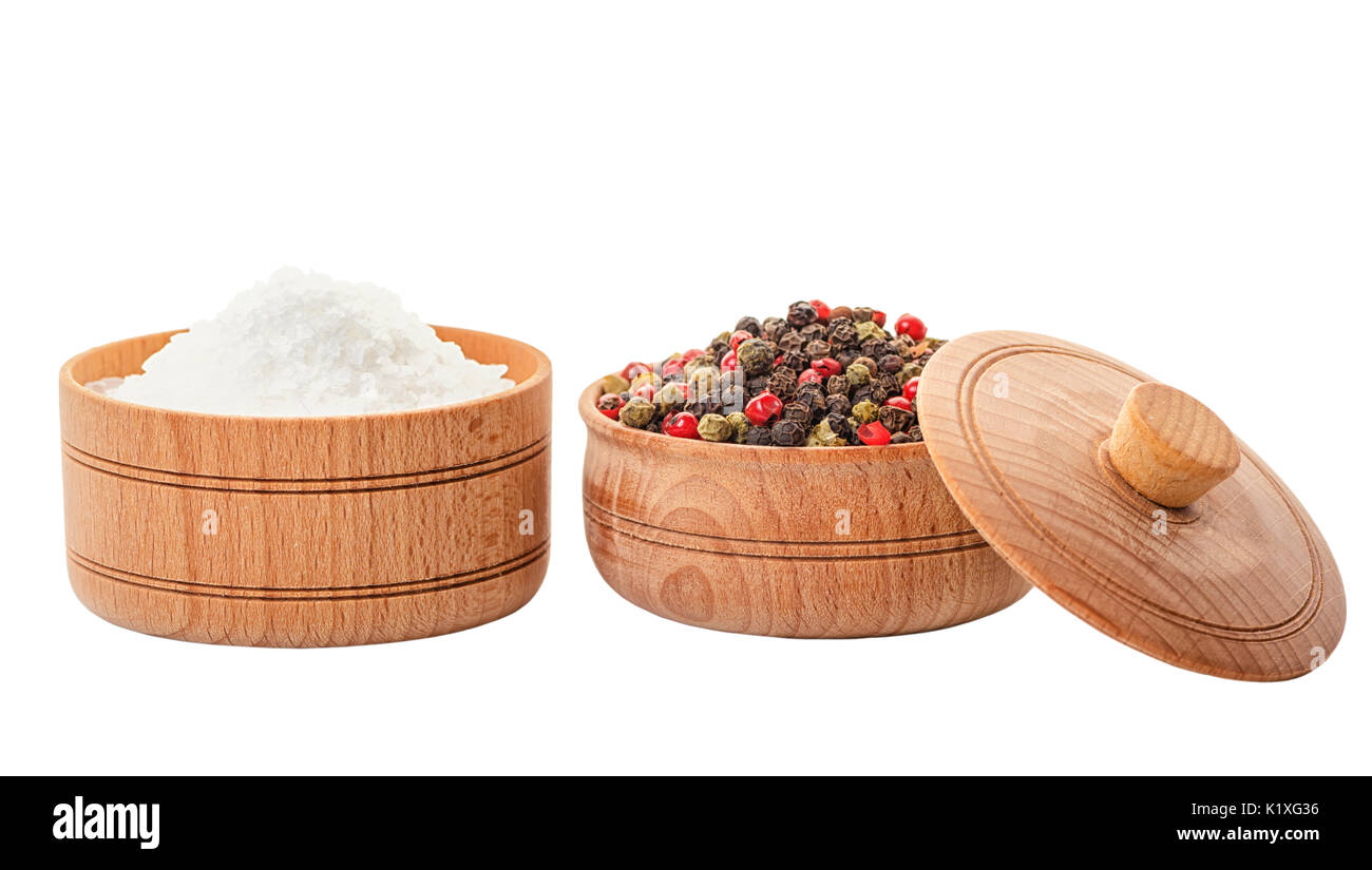 Divers les poivrons secs et de sel de mer en pot en bois naturel isolé sur fond blanc, Close up Banque D'Images