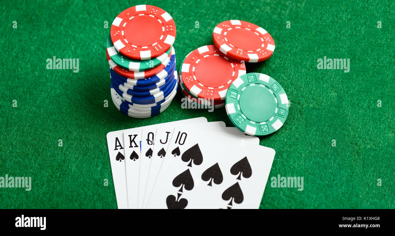 Tableau vert avec des jetons de casino et jouer aux cartes. Concept de jeu de Poker Banque D'Images