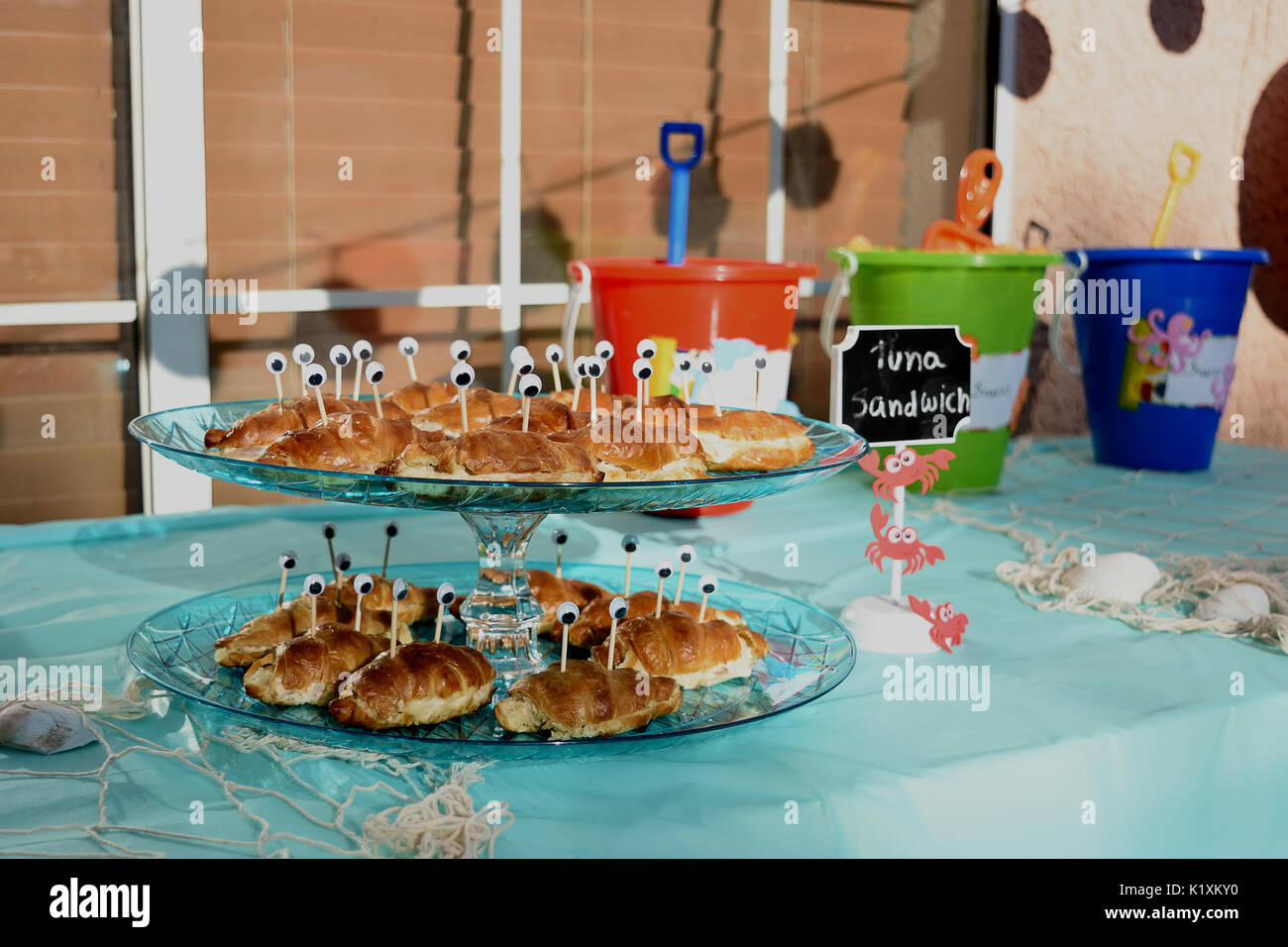 Tiki Bar Hawaien Decoration Fete D Anniversaire A Theme Decorees Avec Des Sandwiches Au Thon Photo Stock Alamy