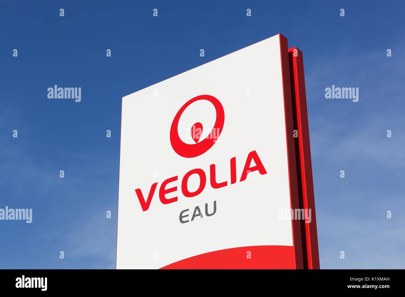 Villard, France - 22 juin 2017 : Veolia Eau logo sur un panneau. Veolia Eau est la division eau de la société française Veolia Environnement Banque D'Images