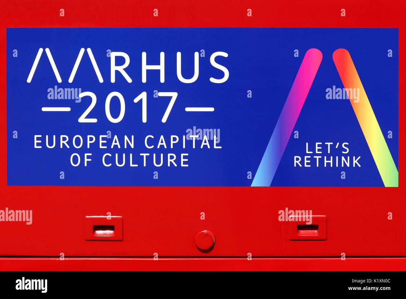 Aarhus, Danemark - 6 juillet 2017 : Aarhus 2017 signe sur un bus d'Aarhus annonce capitale européenne de la culture en 2017 Banque D'Images