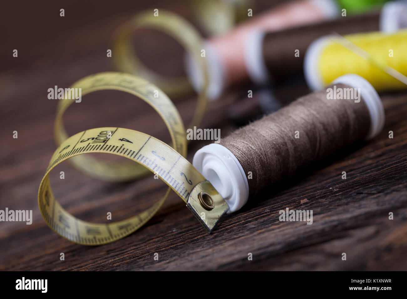 Instruments de couture, fils, aiguilles, canettes et matériaux. Studio photo Banque D'Images