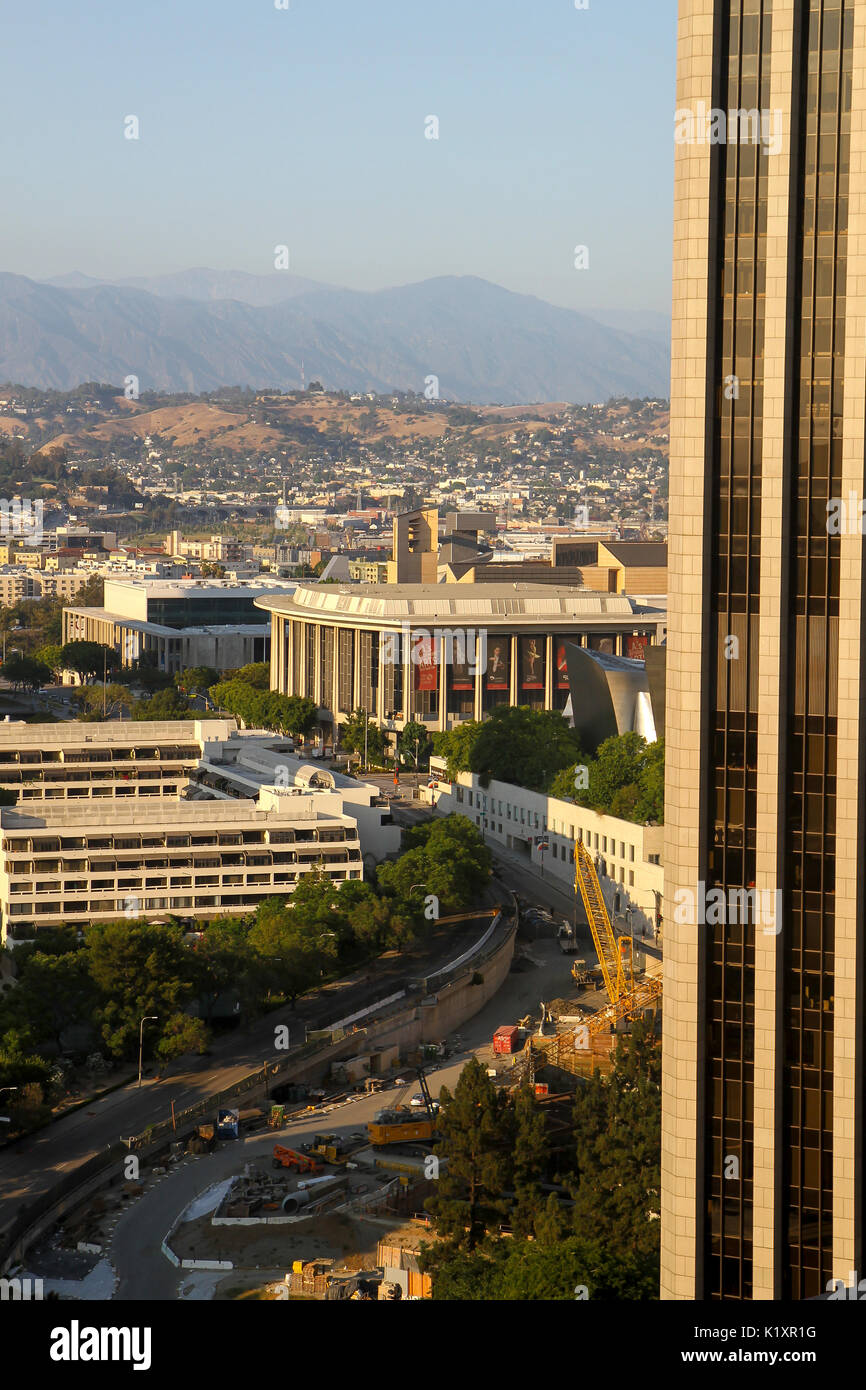 Vue de l'hôtel Westin Bonaventure Hotel vers le centre de la musique et d'autres structures dans le centre-ville de Los Angeles, California, United States Banque D'Images