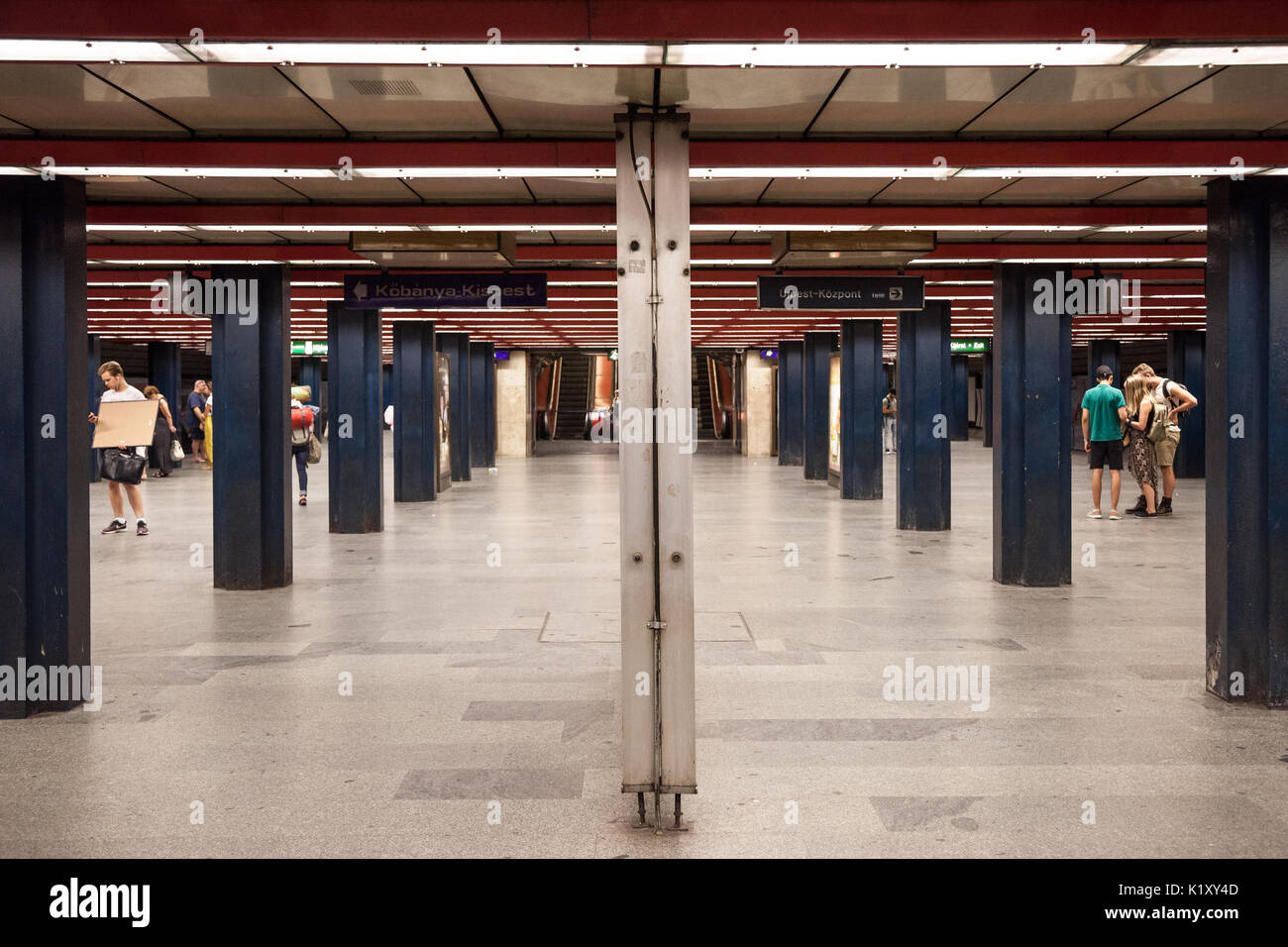 BUDAPEST, HONGRIE - le 12 août 2017 : station Deak Ferenc du métro de Budapest, prises à partir de la plate-forme, entre les deux directions de la ligne 2 Pic Banque D'Images