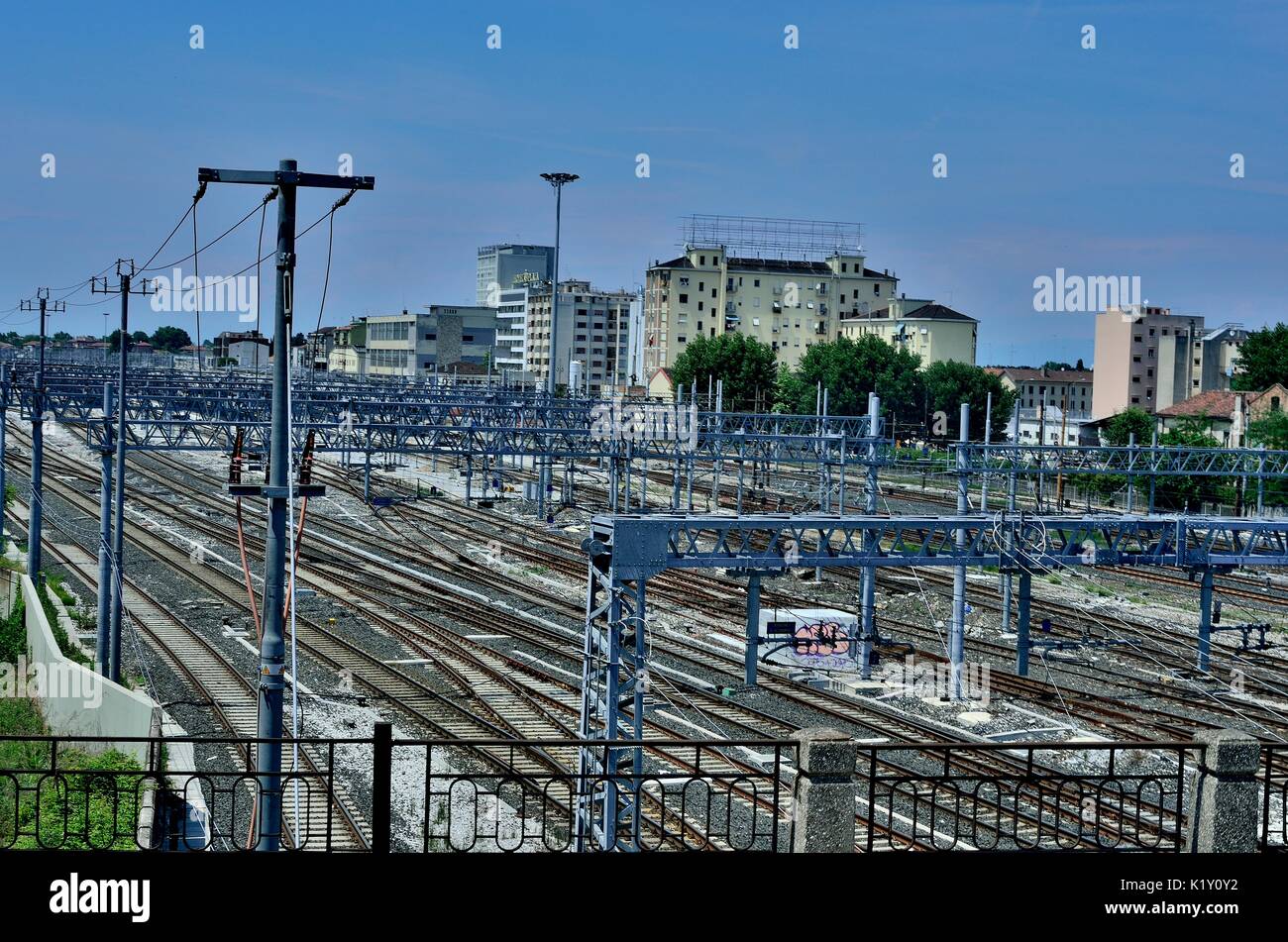 La gare ferroviaire de Venise Mestre des rails de chemin de fer pour les trains vers le Ponte della Libertà et Venise. L'Italie, l'Europe Banque D'Images