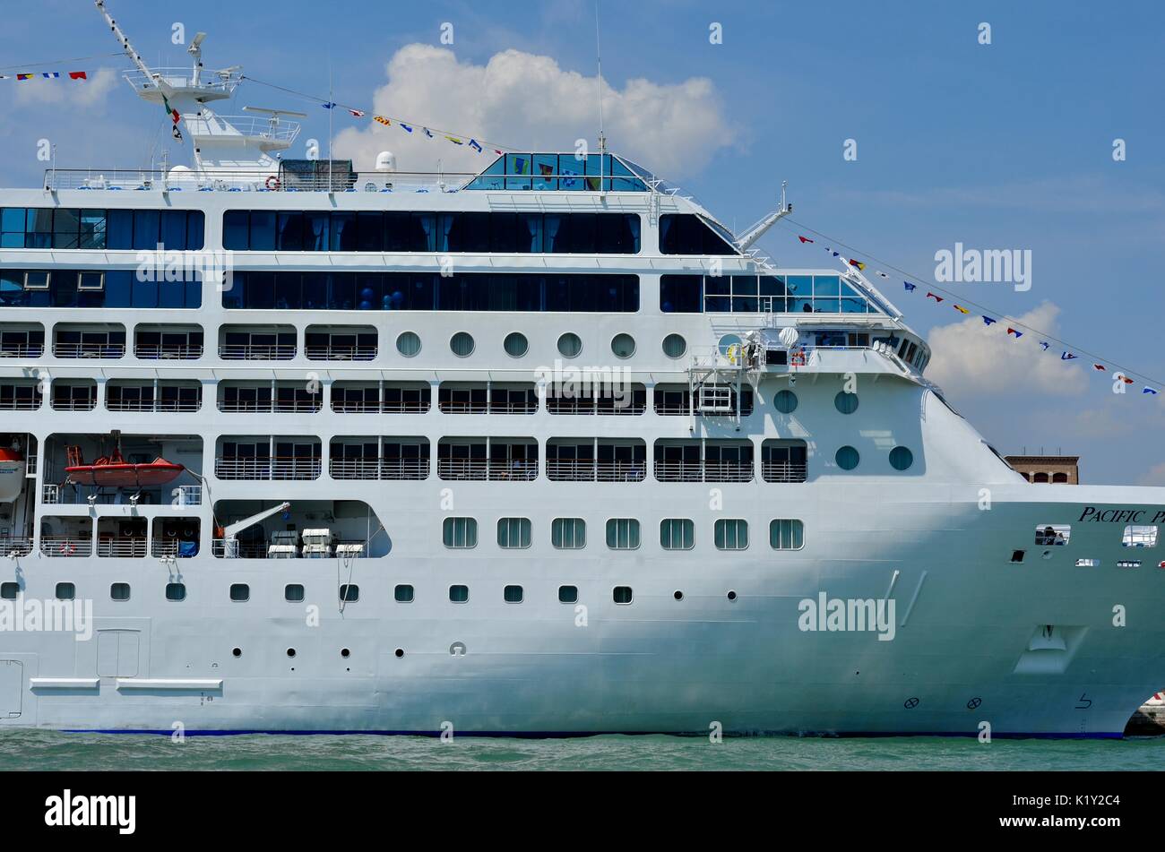Navire de croisière de luxe Pacific Princess amarré au port de Venise, Venise, Italie sur une journée ensoleillée Banque D'Images