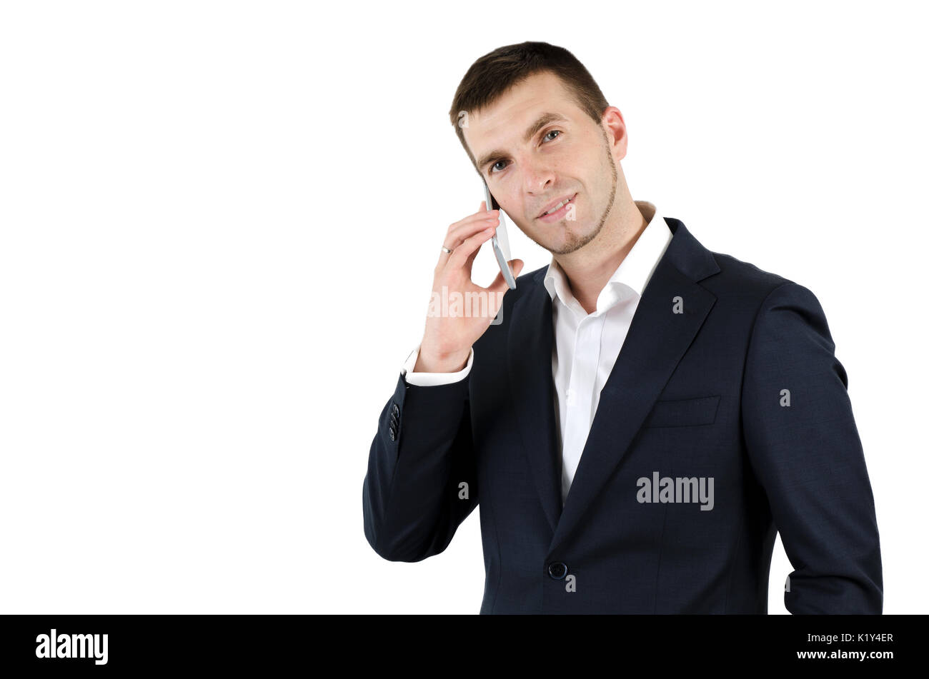 L'homme à l'aide de smart phone isolé sur fond blanc Banque D'Images