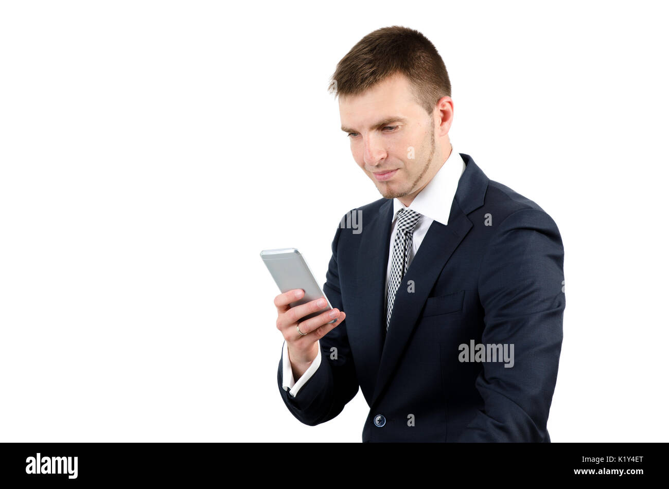 L'homme à l'aide de smart phone isolé sur fond blanc Banque D'Images