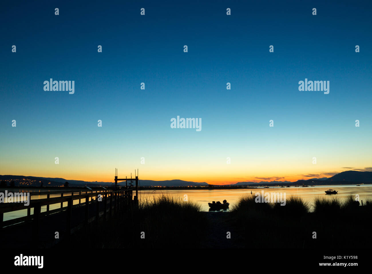 Belle lumière après le coucher du soleil sur l'île de Sidney, île de Vancouver, Colombie-Britannique, Canada. Banque D'Images