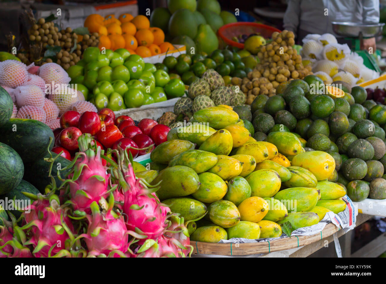 Fruits tropicaux sur le marché asiatique Banque D'Images