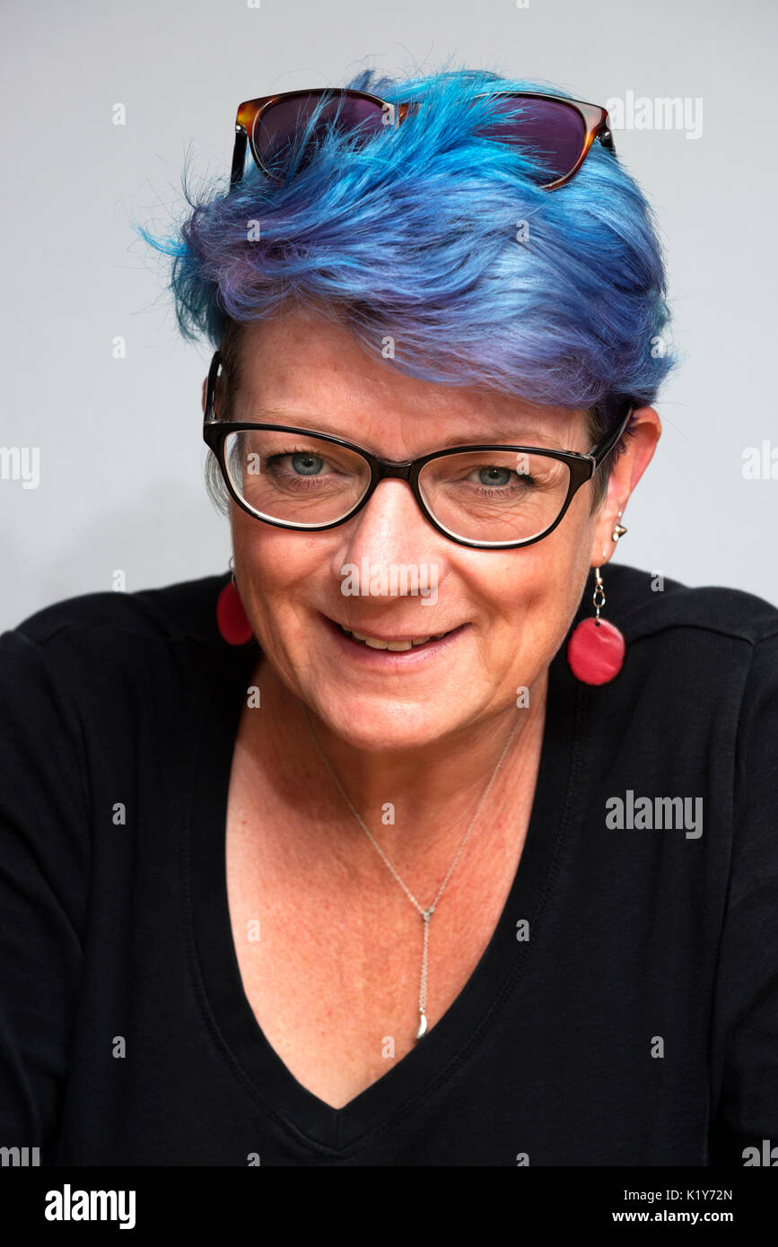 50-ans femme avec les cheveux teints en bleu Banque D'Images