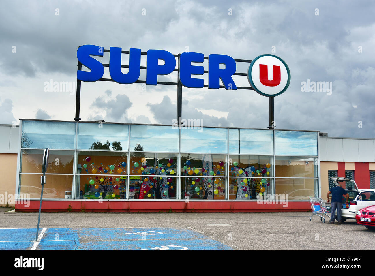 Façade d'un supermarché Super U Banque D'Images