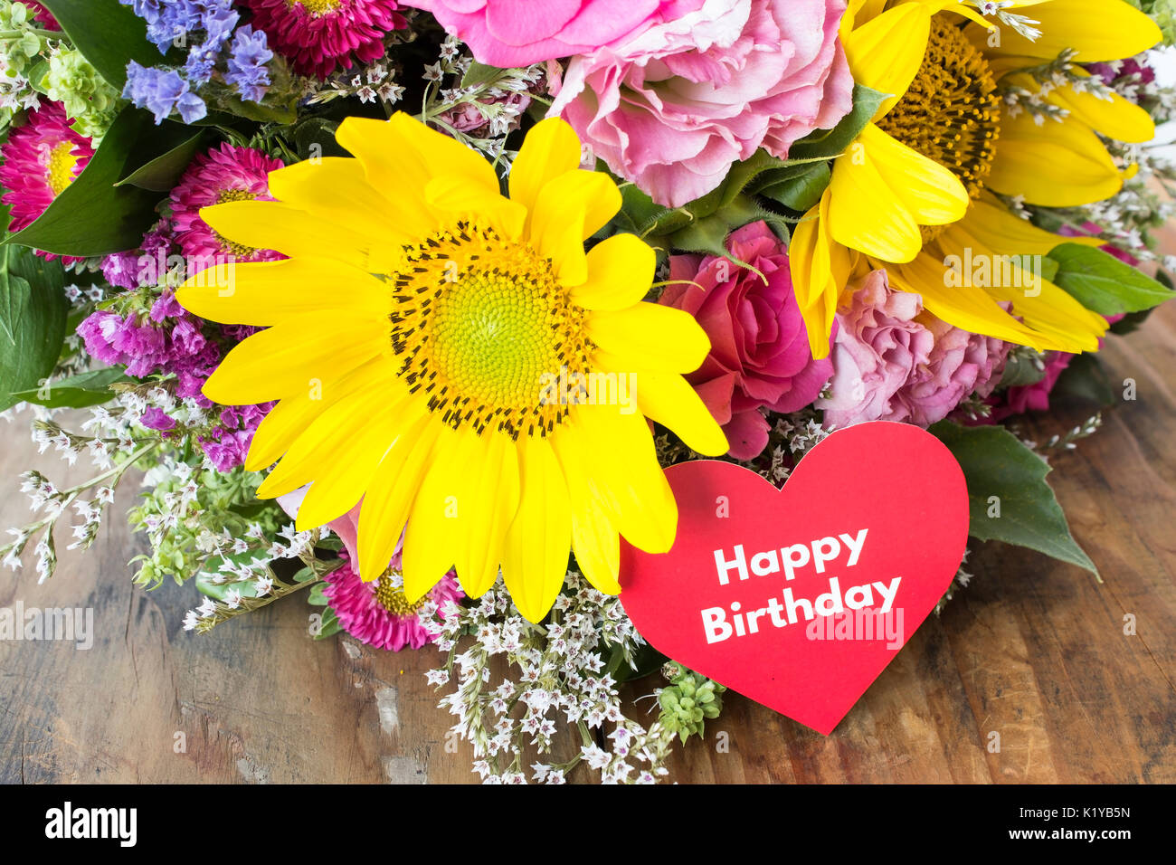 Joyeux Anniversaire Carte Avec Bouquet De Fleurs D Ete Photo Stock Alamy